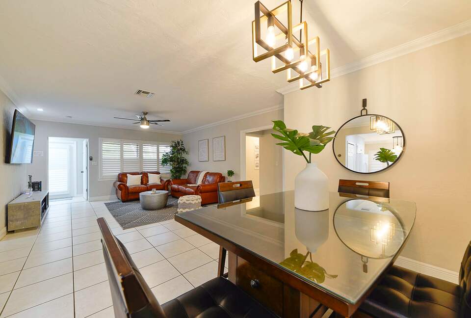 Spacious Villa with 9 bedrooms, pool, and great location! - Fort Lauderdale, Florida