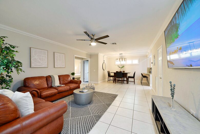 Spacious Villa with 9 bedrooms, pool, and great location! - Fort Lauderdale, Florida