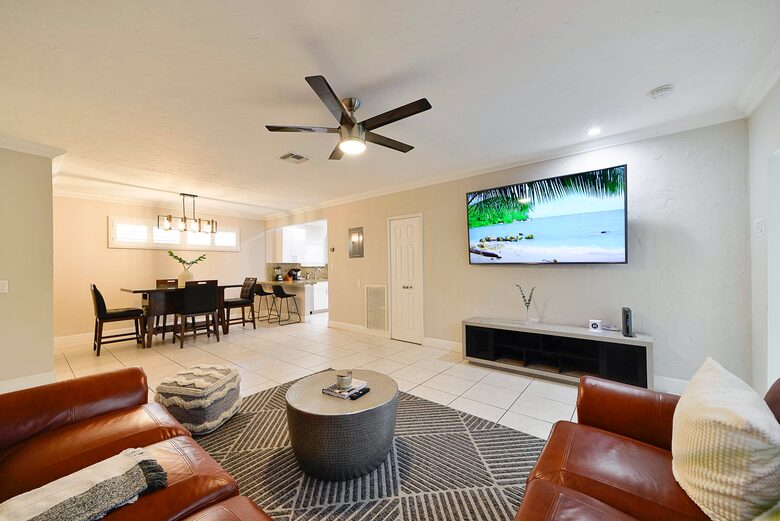 Spacious Villa with 9 bedrooms, pool, and great location! - Fort Lauderdale, Florida