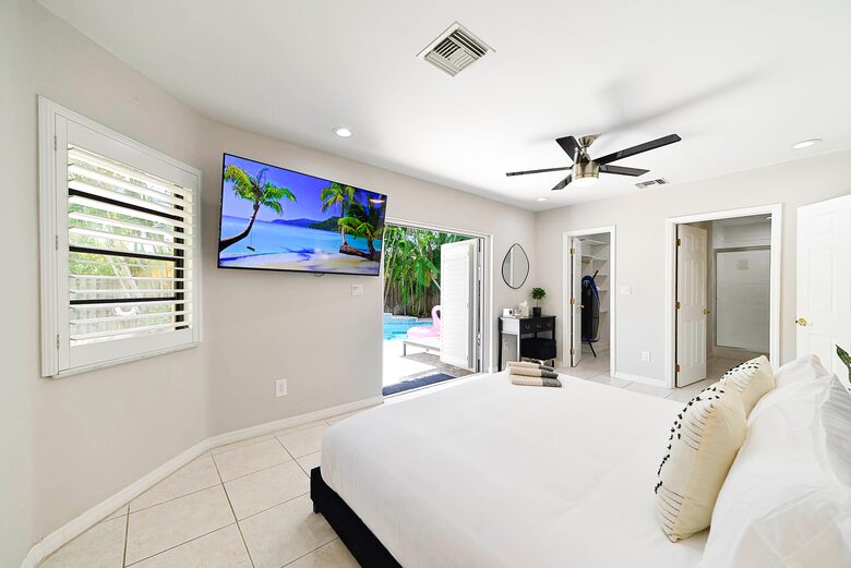 Spacious Villa with 9 bedrooms, pool, and great location! - Fort Lauderdale, Florida