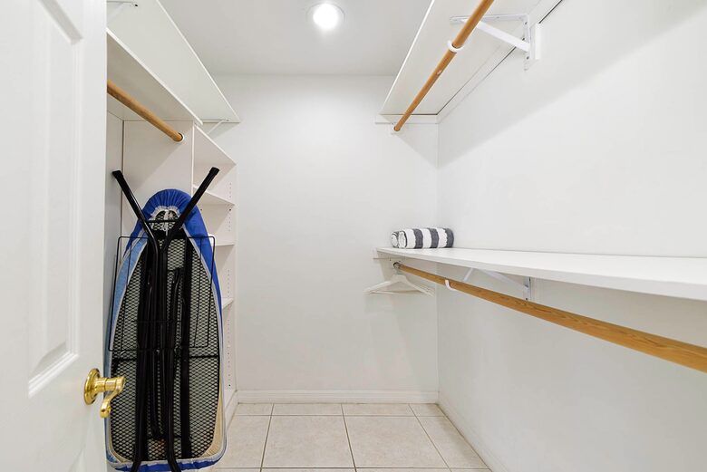 Spacious Villa with 9 bedrooms, pool, and great location! - Fort Lauderdale, Florida