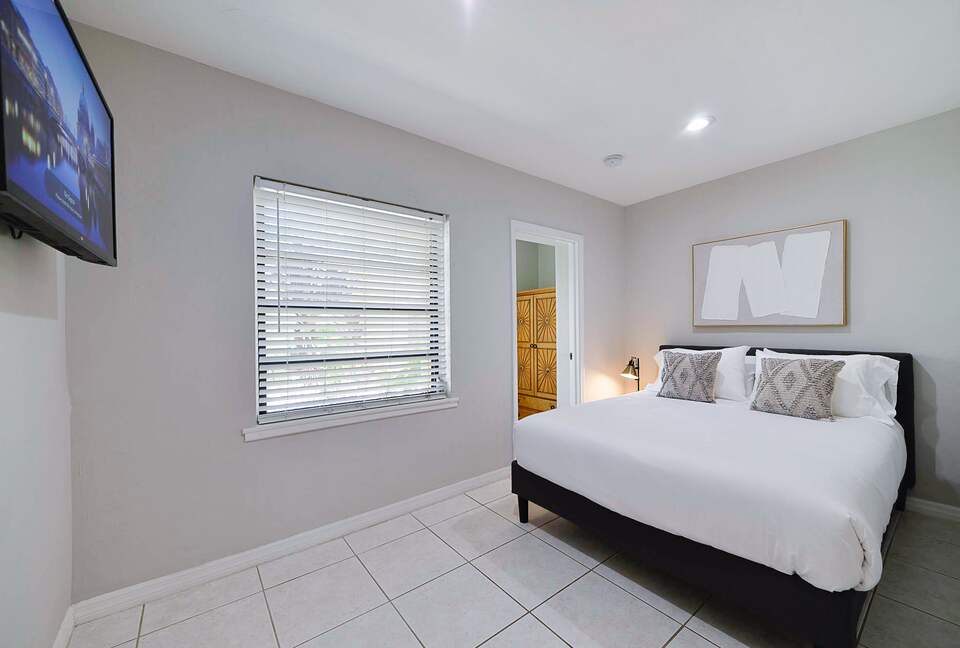 Spacious Villa with 9 bedrooms, pool, and great location! - Fort Lauderdale, Florida