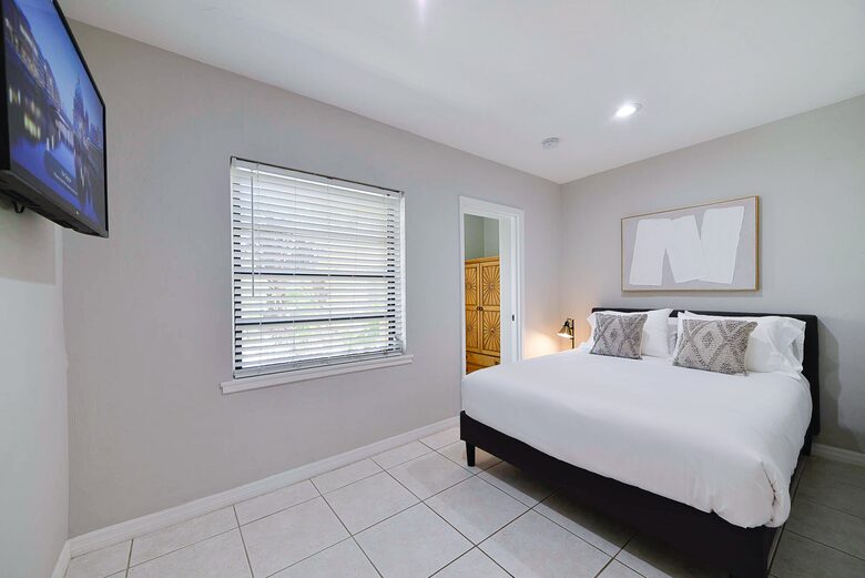 Spacious Villa with 9 bedrooms, pool, and great location! - Fort Lauderdale, Florida