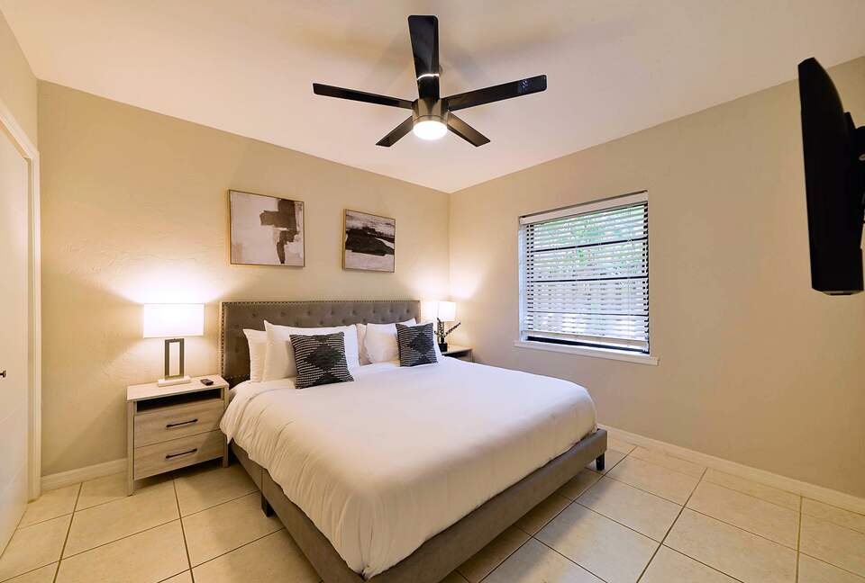 Spacious Villa with 9 bedrooms, pool, and great location! - Fort Lauderdale, Florida