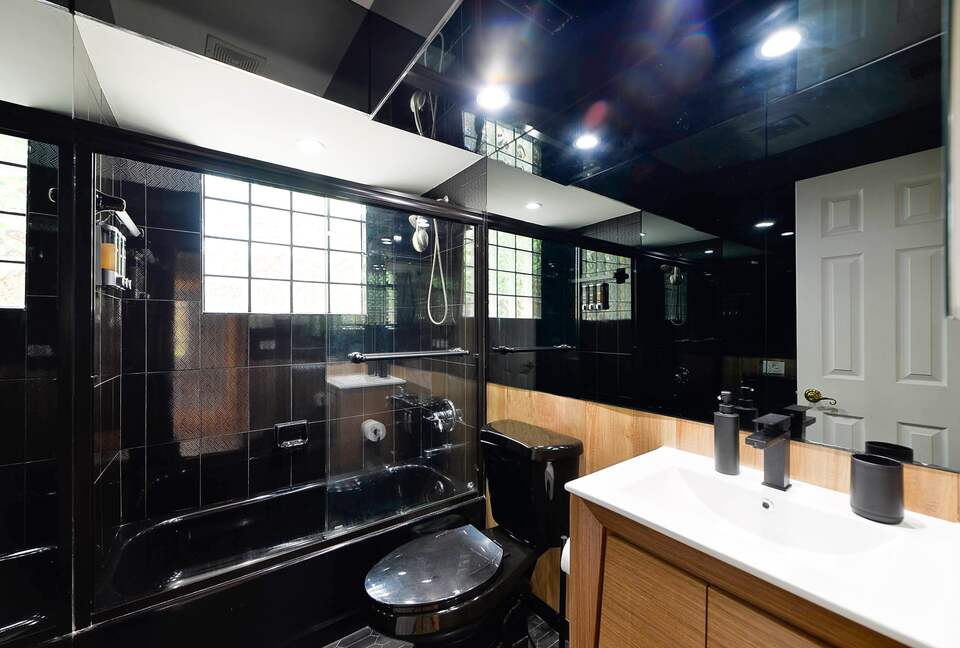 Spacious Villa with 9 bedrooms, pool, and great location! - Fort Lauderdale, Florida