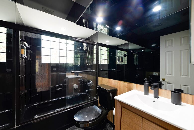 Spacious Villa with 9 bedrooms, pool, and great location! - Fort Lauderdale, Florida