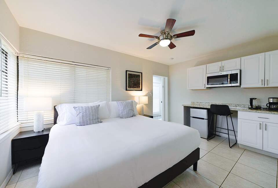 Spacious Villa with 9 bedrooms, pool, and great location! - Fort Lauderdale, Florida