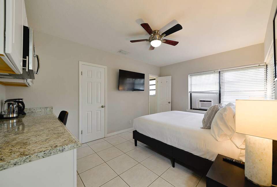 Spacious Villa with 9 bedrooms, pool, and great location! - Fort Lauderdale, Florida