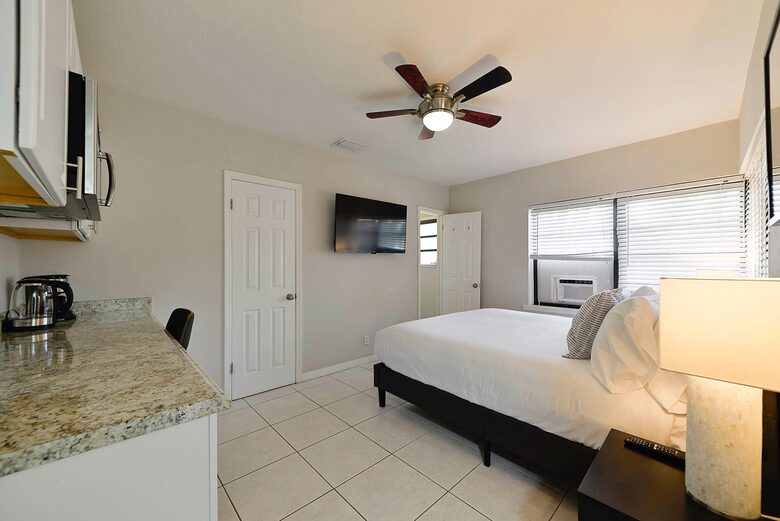 Spacious Villa with 9 bedrooms, pool, and great location! - Fort Lauderdale, Florida