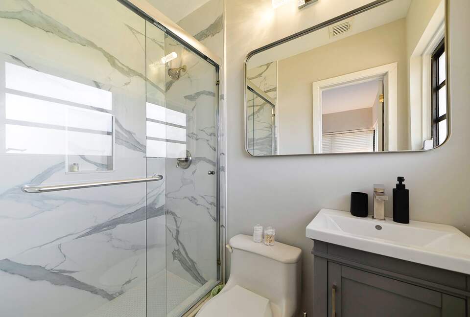 Spacious Villa with 9 bedrooms, pool, and great location! - Fort Lauderdale, Florida