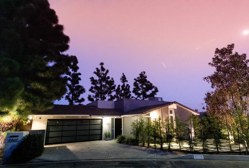 Villa de Vista | Luxury Home with Stunning Views and Fire Pit - Los Angeles, California