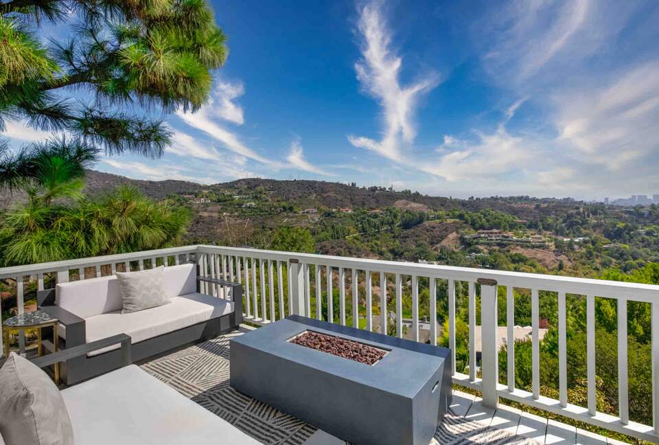 Villa de Vista | Luxury Home with Stunning Views and Fire Pit - Los Angeles, California