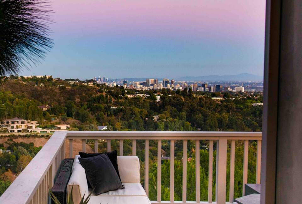 Villa de Vista | Luxury Home with Stunning Views and Fire Pit - Los Angeles, California