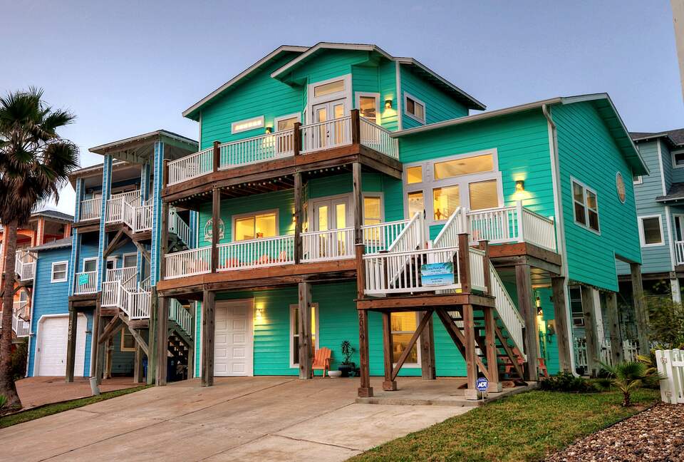 Family Friendly Port Aransas Getaway | With ocean views, beach boardwalk, & pool - Port Aransas, Texas
