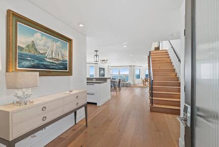 Top Floor Oceanfront Retreat, a Short 3-5 Minute Walk to the Beach - Solana Beach, California