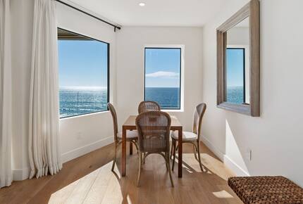 Top Floor Oceanfront Retreat, a Short 3-5 Minute Walk to the Beach - Solana Beach, California