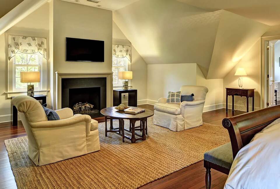 Hamptons Luxury House with Pool/Hot tub and Mature Garden 8 min walk to Beach - East Hampton, New York