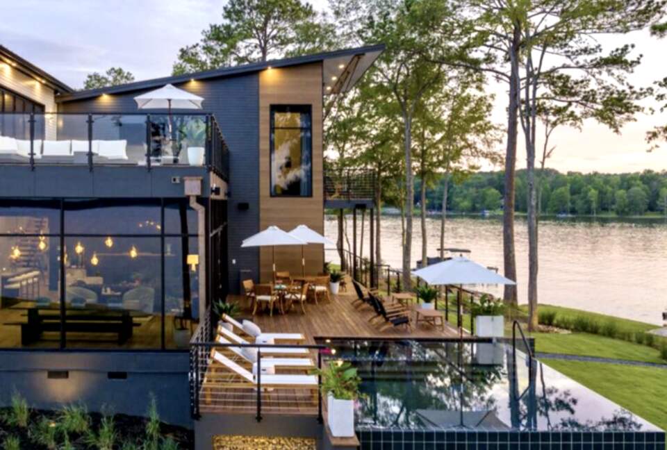 Lakefront Masterpiece on Private Peninsula - Eatonton, Georgia