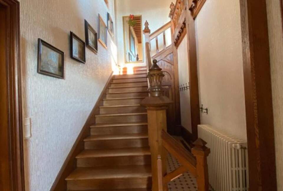 spacious stairs to 1st floor