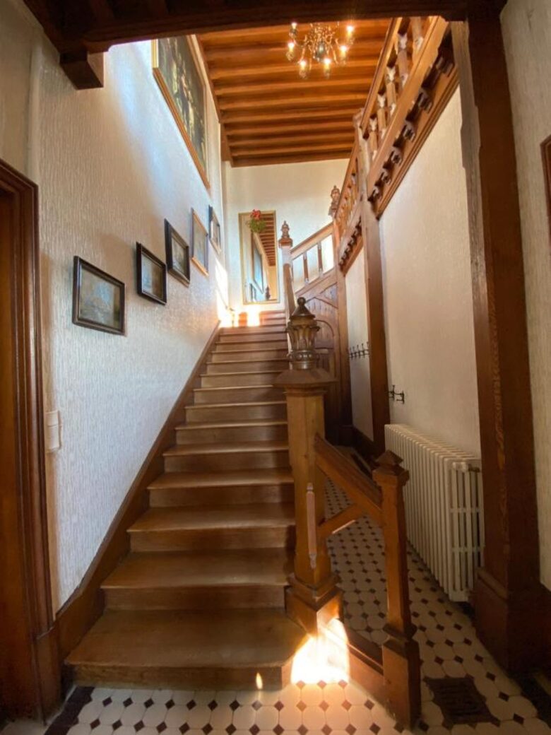 spacious stairs to 1st floor