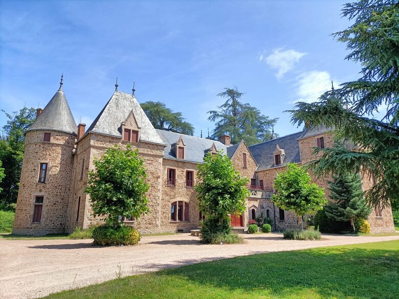 Master bedroom with balcony and view to three sides