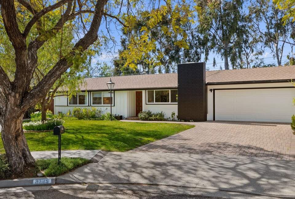 house with driveway on cul-de-sac