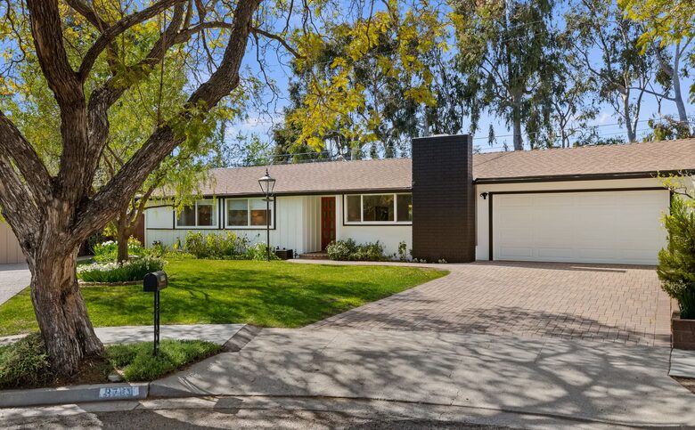 house with driveway on cul-de-sac