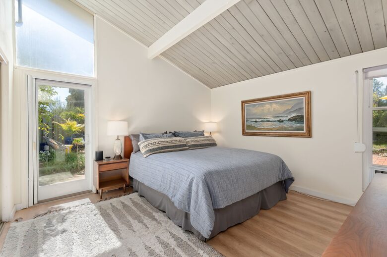primary bedroom, vaulted ceiling, king bed
