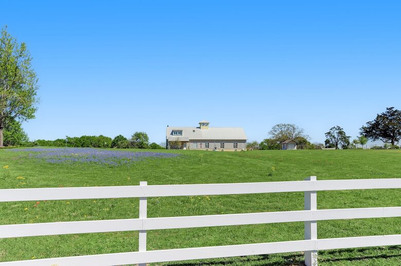 Brenham-Home/Barn & "Little Spot of Heaven" Vacation Retreat - Brenham, Texas