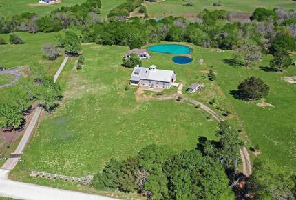 Brenham-Home/Barn & "Little Spot of Heaven" Vacation Retreat - Brenham, Texas