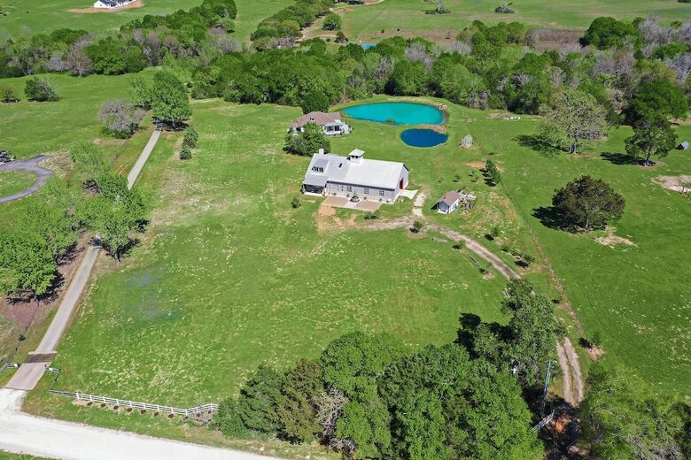 Brenham-Home/Barn & "Little Spot of Heaven" Vacation Retreat - Brenham, Texas