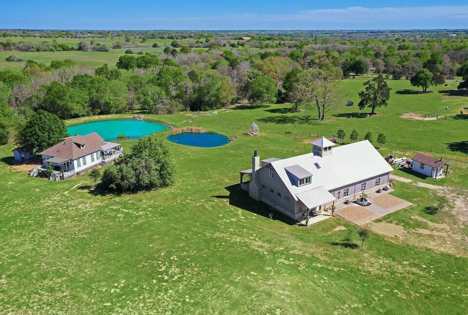 Brenham-Home/Barn & "Little Spot of Heaven" Vacation Retreat - Brenham, Texas