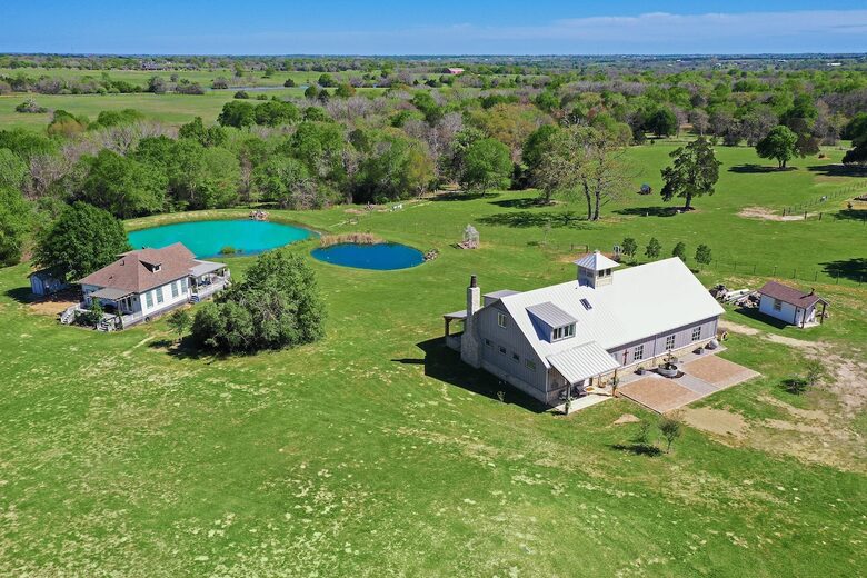 Brenham-Home/Barn & "Little Spot of Heaven" Vacation Retreat - Brenham, Texas