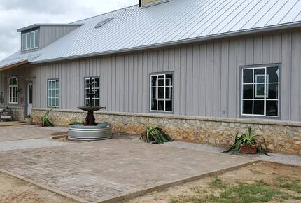 Brenham-Home/Barn & "Little Spot of Heaven" Vacation Retreat - Brenham, Texas