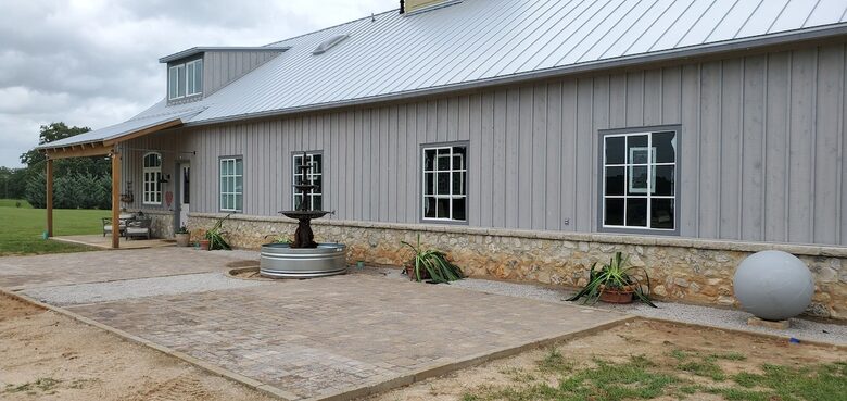 Brenham-Home/Barn & "Little Spot of Heaven" Vacation Retreat - Brenham, Texas