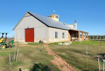Brenham-Home/Barn & "Little Spot of Heaven" Vacation Retreat - Brenham, Texas