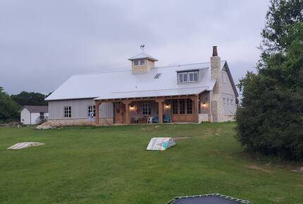 Brenham-Home/Barn & "Little Spot of Heaven" Vacation Retreat - Brenham, Texas