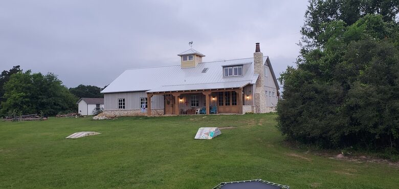 Brenham-Home/Barn & "Little Spot of Heaven" Vacation Retreat - Brenham, Texas