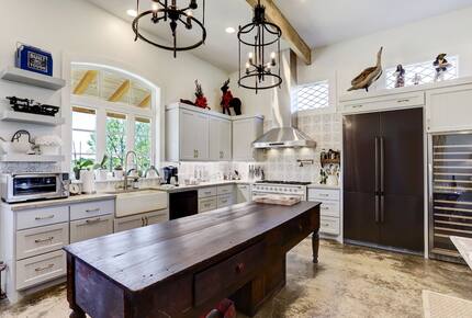 Brenham-Home/Barn & "Little Spot of Heaven" Vacation Retreat - Brenham, Texas