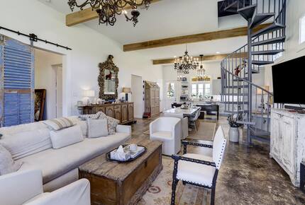 Brenham-Home/Barn & "Little Spot of Heaven" Vacation Retreat - Brenham, Texas