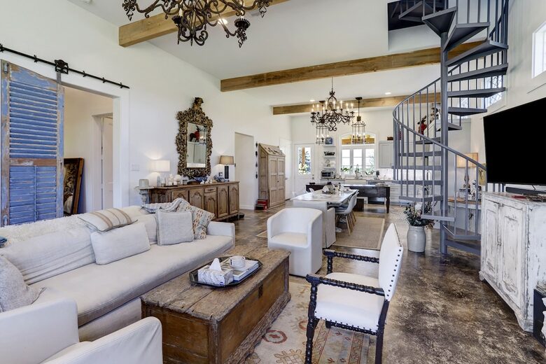 Brenham-Home/Barn & "Little Spot of Heaven" Vacation Retreat - Brenham, Texas