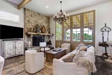 Brenham-Home/Barn & "Little Spot of Heaven" Vacation Retreat - Brenham, Texas