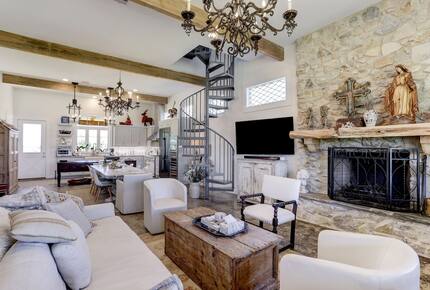 Brenham-Home/Barn & "Little Spot of Heaven" Vacation Retreat - Brenham, Texas