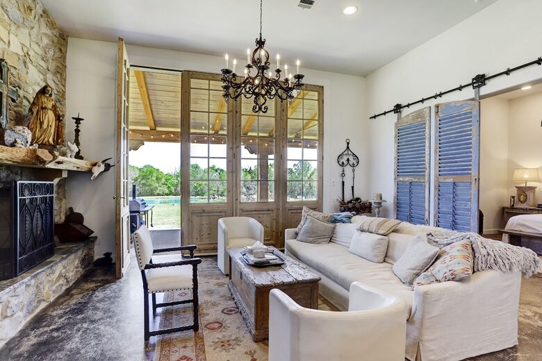 Brenham-Home/Barn & "Little Spot of Heaven" Vacation Retreat - Brenham, Texas