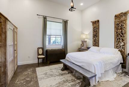 Brenham-Home/Barn & "Little Spot of Heaven" Vacation Retreat - Brenham, Texas