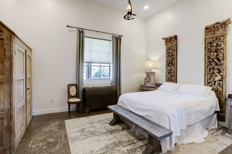 Brenham-Home/Barn & "Little Spot of Heaven" Vacation Retreat - Brenham, Texas