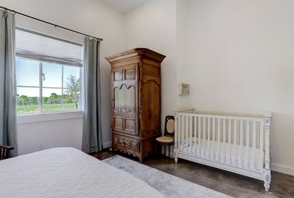 Brenham-Home/Barn & "Little Spot of Heaven" Vacation Retreat - Brenham, Texas