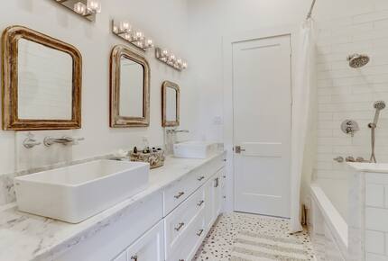 Brenham-Home/Barn & "Little Spot of Heaven" Vacation Retreat - Brenham, Texas