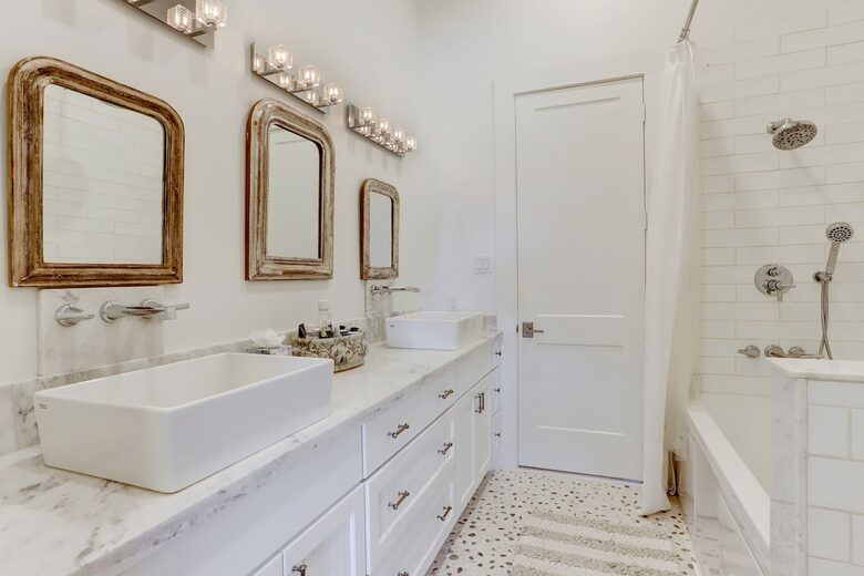 Brenham-Home/Barn & "Little Spot of Heaven" Vacation Retreat - Brenham, Texas