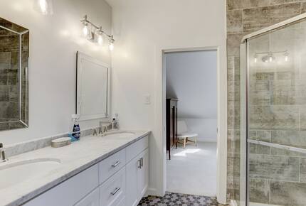 Brenham-Home/Barn & "Little Spot of Heaven" Vacation Retreat - Brenham, Texas